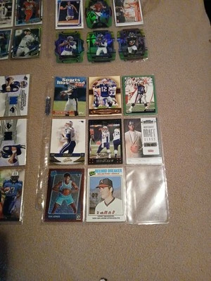 Tarjetas de béisbol, fútbol americano y baloncesto y una tarjeta de Nolan Ryan Foto 1 de 4