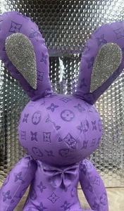 Muñeca de peluche morada Vuitton 🌺🌸🌟🌺🌸🌟 - Imagen 1 de 4