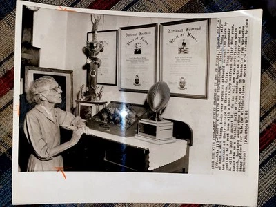 1962 AMOS ALONZO STAGG AWARDS PHOTO WIFE NCAA FOOTBALL HOF NFL CHICAGO MAROONS - Image 1 of 4