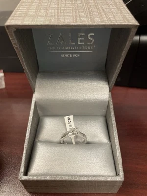 Anillo Promesa Vástago Dividido Diamante Talla Princesa 1/10 CT. T. W. en Oro Blanco 10K Foto 1 de 4