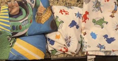 Juego de cama para niños pequeños de 4 piezas Disney Toy Story 4 Azul, verde, amarillo Toys in Action Foto 1 de 4