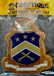 Craftique Peel 'N' Stick Pi Kappa Phi Holzwappen Griechische Bruderschaft - Bild 1 von 3