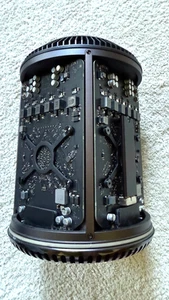 Apple Mac Pro (Late 2013) 3,7 GHz Quad-Core Xeon, 32 GB RAM, 256 GB SSD, 2x D300 - Bild 1 von 10