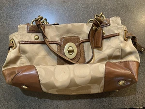 BOLSO DE MANO; BOLSO DE SATÉN COACH BRONCEADO LOGOTIPO CC firma con adornos de cuero marrón - Imagen 1 de 4