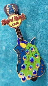 GUITARRA EN LÍNEA HRO 2014 PAVO REAL PÁJARO GEMAS DIAMANTES DE IMITACIÓN AZUL Hard Rock Café PIN L100 - Imagen 1 de 1