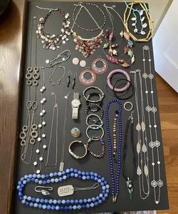 36 Teile versch. Schmuck ~ Halsketten, Armbänder, Ohrringe, Pins, Uhren, Schlüsselanhänger - Bild 1 von 20