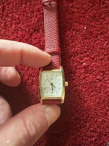 Zwei wunderschoene Damen Uhren - Einmal Blau - Einmal Rot zum Wechseltragen - Bild 1 von 3