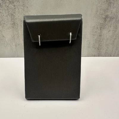 Aretes Huggie de diamantes en oro blanco de 14 kt - 0,10 ctw diamantes GH SI, 11,4 mm Foto 1 de 4