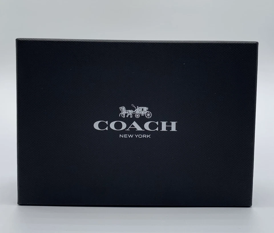 Conjunto de collar, pulsera y pendientes Coach Signature C en caja $295 Foto 1 de 4
