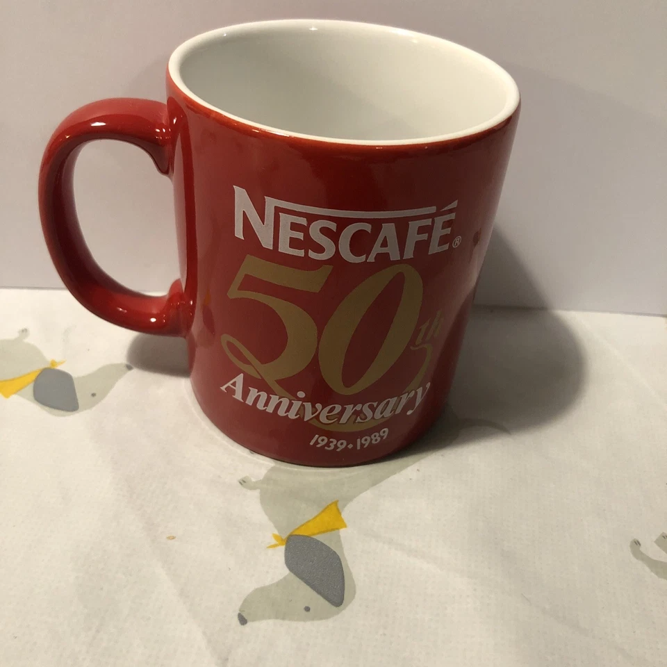 Taza pequeña de té de café rojo blanco seguro para microondas Nescafe 50 aniversario 1939-1989 Foto 1 de 4