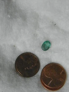 Emerald 1.01 carats 6x8 mm oval 5.9x8.1x3.0 transparent natural flaws green - Picture 1 of 2