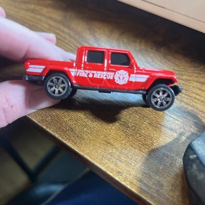 MAISTO JEEP GLADIATOR Fire & Rescue 红色压铸皮卡车 EASTVALE — 第 1/4 张图片