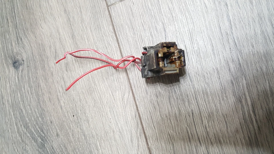 2002 toyota prius гнездо фары 11731 oem c20 - Изображение 1 из 1