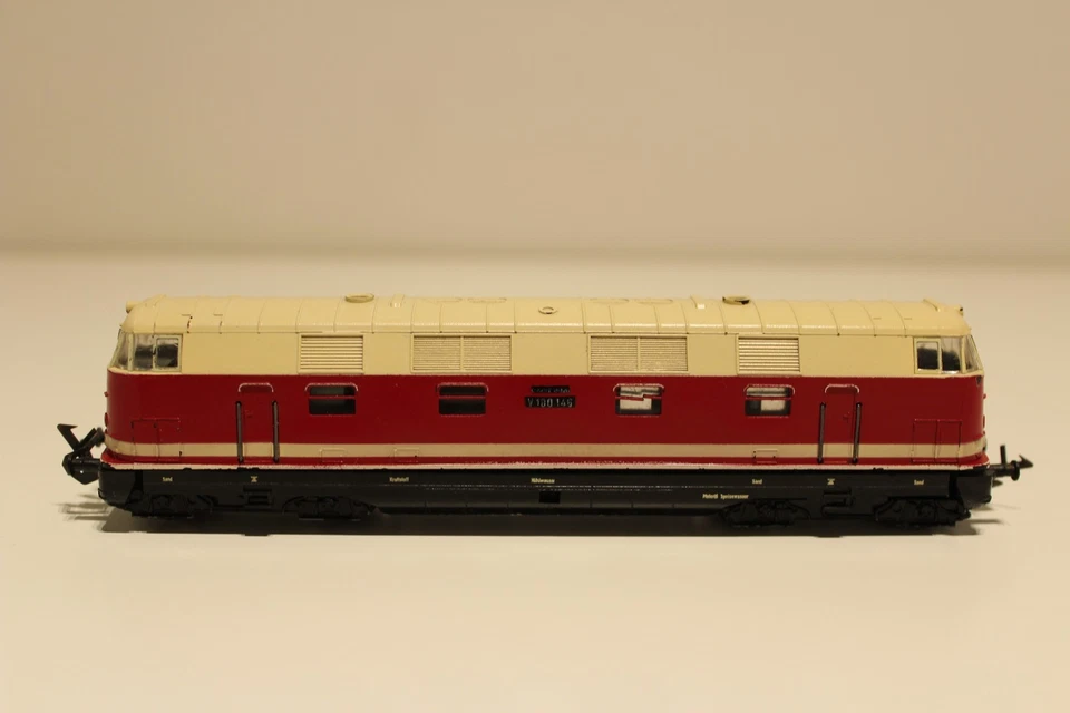 VINTAGE GERMANY PIKO TT SCALE  RAIL DIESEL LOCOMOTIVE V 180 146 - Image 1 of 4