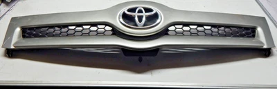 REJILLA DELANTERA ORIGINAL TOYOTA COROLLA VERSO 2004-2007 53111-0F020 Foto 1 de 3