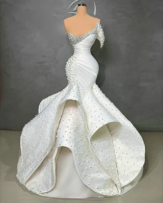 Vestidos de novia de sirena de satén en capas con perlas con cuentas acanaladas Foto 1 de 4