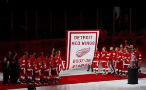 DETROIT RED WINGS 2007-08 8X10 PHOTO HOCKEY STANLEY CUP CHAMPS RAISING BANNER - Picture 1 of 1