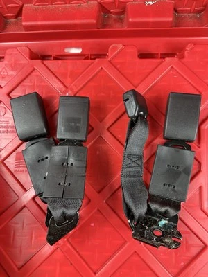 2018-2020 CHEVROLET EQUINOX ЗАДНЯЯ СТОРОНА 2-Й РЯД ПРЯЖКА РЕМНЯ БЕЗОПАСНОСТИ OEM - Изображение 1 из 4