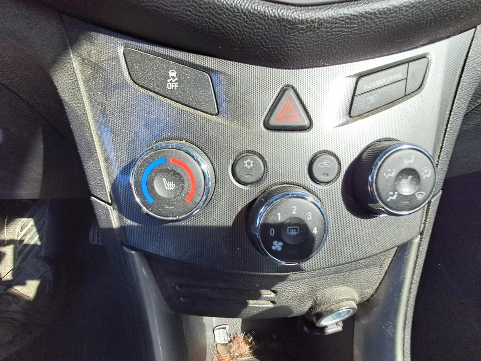 Used A/C Selector Switch fits: 2016 Chevrolet Trax w/heated seat opt KA1 LTZ Gra - Image 1 of 4