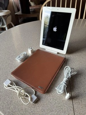 iPad 2 Wi-Fi 16GB White Model A1395 + Extras *Tested Working* - Image 1 of 4