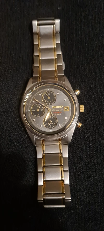 RELOJ DESPERTADOR SEIKO 7T62 0FD0 CUARZO ESFERA GRIS Y DORADA CAJA TITANIO CORREA UNA BELLEZA Foto 1 de 4