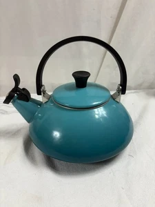 Bollitore Tè Zen Le Creuset Blu Turchese 1,6 Qt Fischietto Smalto su Acciaio - Foto 1 di 10
