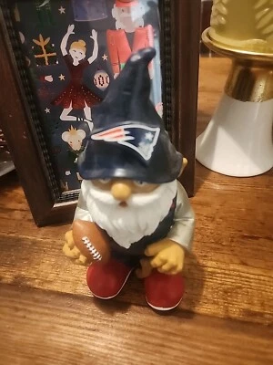 Patriots Estatua Gnomo NFL Resina 8 Pulgadas Exterior Jardín Nueva Inglaterra Deportes Foto 1 de 4