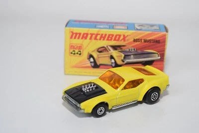 A94 1:64 3 INCH MATCHBOX SUPERFAST 44 FORD MUSTANG BOSS GIALLO NUOVO CON SCATOLA - Immagine 1 di 4
