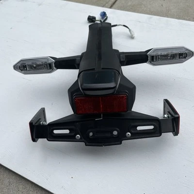 Soporte y señales traseras para matrícula Kawasaki Ninja ZX6R 2024 OEM Foto 1 de 4