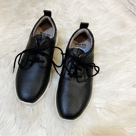 Tenis Earth Desire Flux de cuero perforado negro con cordones para mujer talla 6,5 M Foto 1 de 4