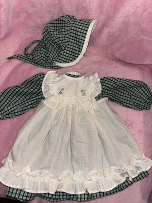 "Calcetines Heidi Ott estampado verde con delantal blanco gorro para muñecas de 18""" Foto 1 de 4