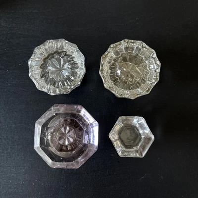 LOTE DE 3 PERILLAS DE PUERTA DE VIDRIO ANTIGUAS (1 púrpura) más 1 perilla pequeña Foto 1 de 4