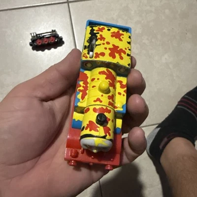 Tren Trackmaster Motorizado Salpicado Pintura Thomas Makes A Mess. Foto 1 de 4