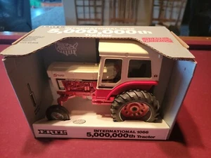 INTERNATIONAL 1066 5.000.000° Trattore Ed. Speciale - Foto 1 di 8