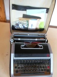Macchina da scrivere manuale vintage 1969 Olivetti Lettera in Orig. Custodia - Foto 1 di 11