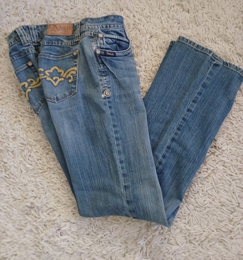 Pantalones de mezclilla para mujer Adiktd talla 4 W28 33x28 Bootcut lavado medio bolsillos bordados elásticos Foto 1 de 4