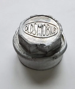 1926 Oldsmobile Screw on Axle Nut Grease Cap Hubcap - Picture 1 of 9
