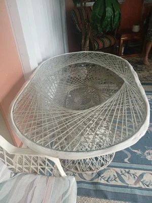 ВИНТАЖНЫЙ ПЛЕТЕНЫЙ СТОЛ СО СТЕКЛЯННЫМ ВЕРХОМ И 4 СТУЛА КОМПЛЕКТ В ОТЛИЧНОМ СОСТОЯНИИ - Изображение 1 из 4