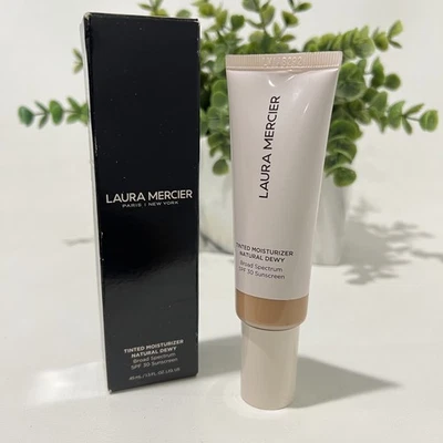 Crema hidratante tintada natural Laura Mercier - LM 3W PALOMINO - 45 ml/1,5 fl. oz Foto 1 de 4