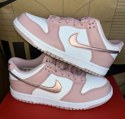 NUEVO Nike Dunk Bajo Rosa Esmalte Terciopelo NBY DO6485-600 GS Mujer Talla 8.5 / 7Y Foto 1 de 4