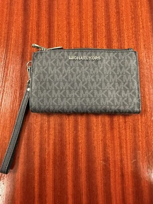 迈克高仕腕带钱包女式黑色拉链支票簿卡片盒标志 MK — 第 1/4 张图片