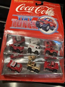 Set 6 veicoli pressofusi Coca Cola Tiny Tuffs 1979 vintage NOS su cartoncino - Foto 1 di 3