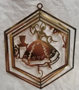 Adorno de Navidad 12 días de Navidad 9 Damas Bailando Metal Tono Dorado Troquelado - Imagen 1 de 2