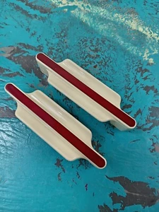 2 ASAS DE PUERTA Vintage ROJO CREMA TIRADOR D 63mm PLÁSTICO Cajón Armario Armario Armario - Imagen 1 de 5