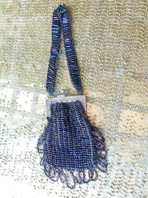 古董 IRIDESCENT 小号串珠手提包 带 GENUINE 银色框架和卡扣 — 第 1/4 张图片