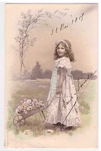CPA fantaisie FILLE ENFANT AVEC BROUETTE DE FLEURS 1903 - Imagen 1 de 1