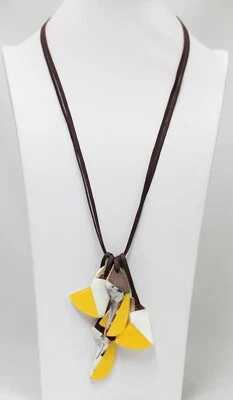 Colar de cordão com vários fios pingente de resina assimétrica Alisha D - Imagem 1 de 2