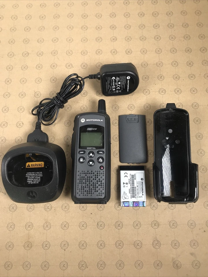 Motorola DTR410 Digital 2 Way Radio 900MHz Talkie + Charger, Battery, Belt Clip - Image 1 of 4