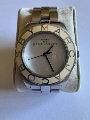 Reloj Mujer Marc Jacobs Dos Tonos - Modelo: MBM 3048, Plateado Y Crema Foto 1 de 4