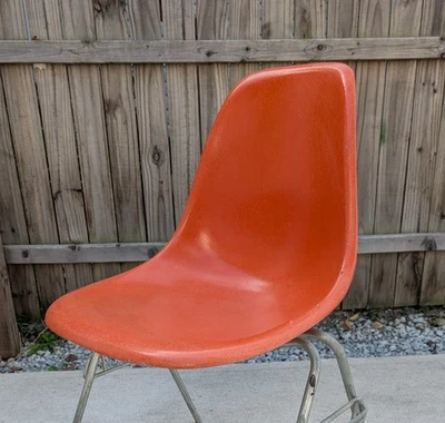 Silla lateral apilable Eames para Herman Miller naranja con carcasa de fibra de vidrio vintage Foto 1 de 4